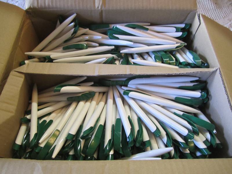lot 265 image: Case of 500 Ink Pens White with Gre...