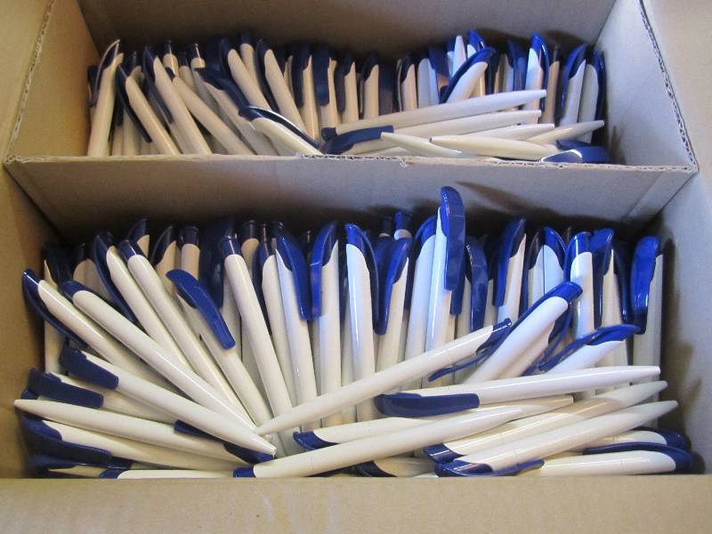 lot 266 image: Case of 500 Ink Pens White with Blu...