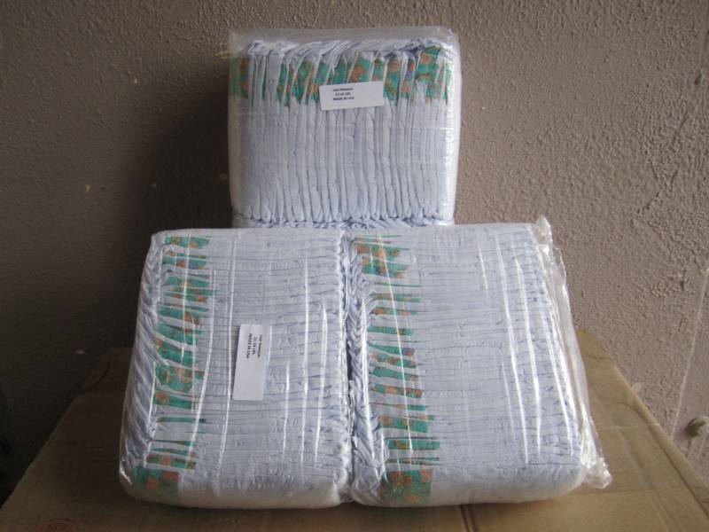 lot 303 image: Lot of 100 Diapers Size Medium 12-2...