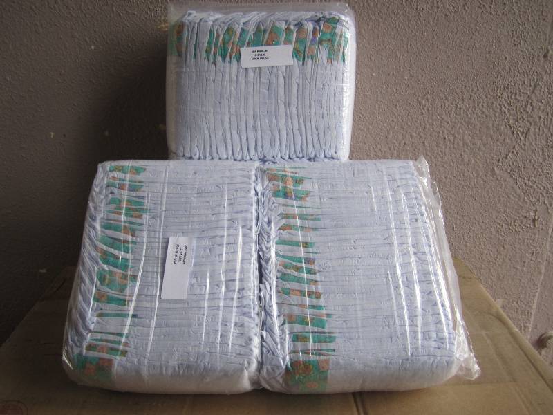 lot 305 image: Lot of 100 Diapers Size Medium 12-2...