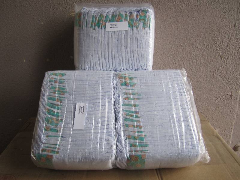 lot 306 image: Lot of 100 Diapers Size Medium 12-2...