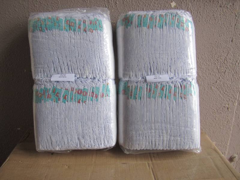lot 309 image: Lot of 100 Diapers Size Large 21-35...