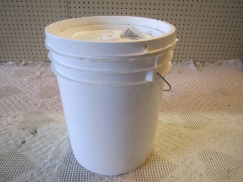 lot 313 image: 5 Gallon Bucket of Liquid Soap ...