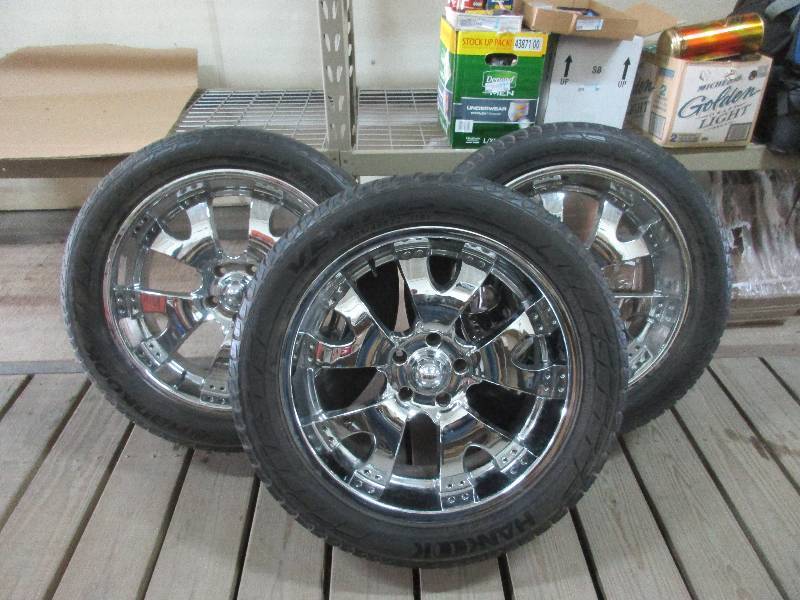 lot 25 image: 30545R22 Rims and Tires