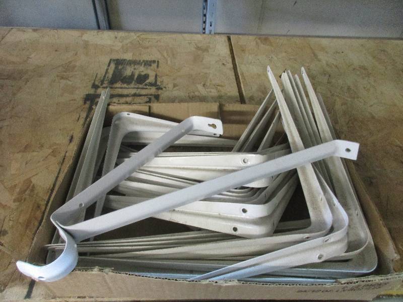 lot 37 image: Shelf Brackets