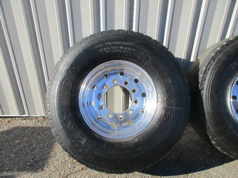 lot 4-4 image: Rims and tires