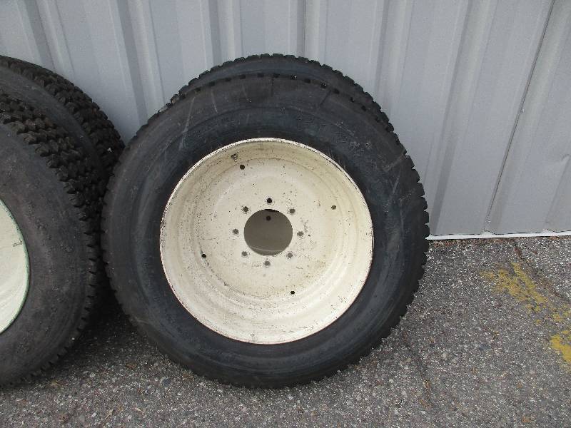 lot 4-5 image: Skidloader Rims and tires