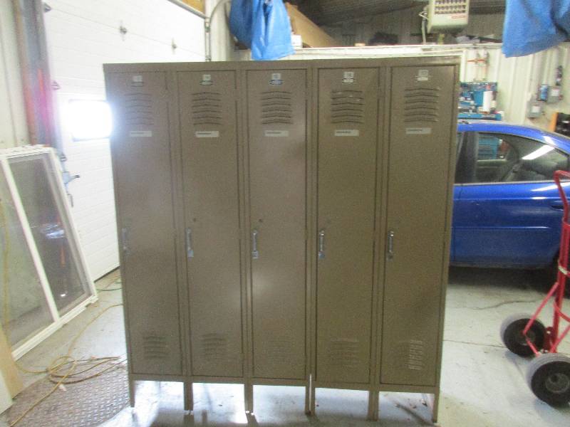 lot 73 image: Lockers