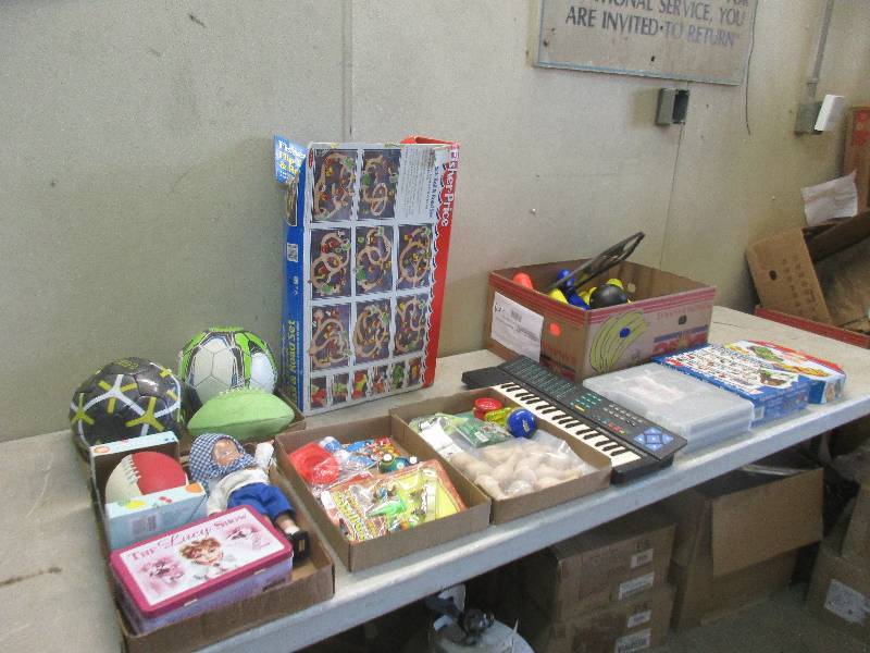 lot 84 image: Toys and games