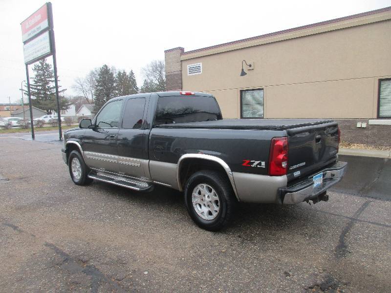 lot 1 image: 2003 Chevy PU