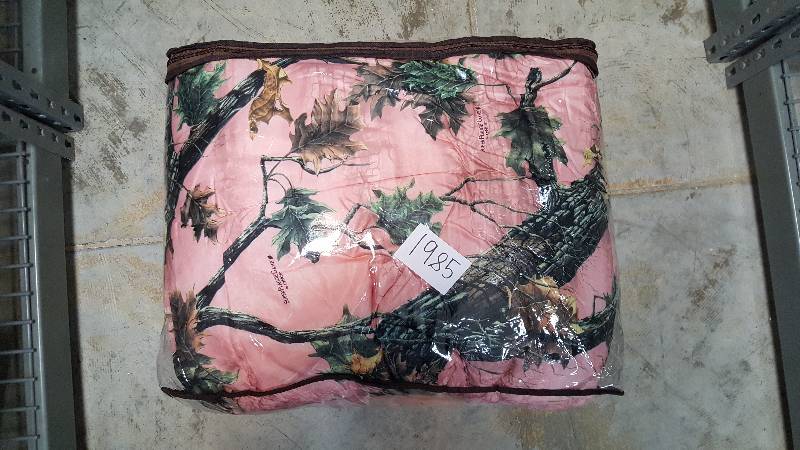 lot 1985 image: Superflauge Game 8-Pc. Bed Set - Queen Size