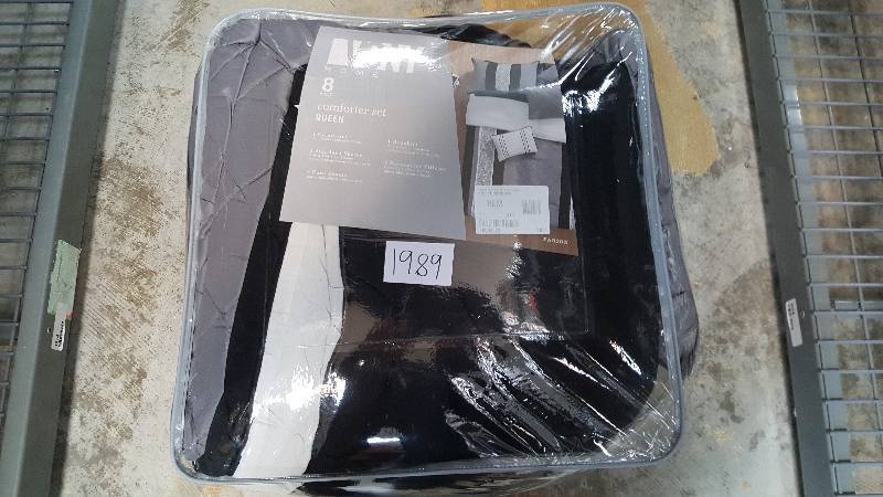 lot 1989 image: Victoria Classics Farion 8-Pc. Comforter Set - Queen Size