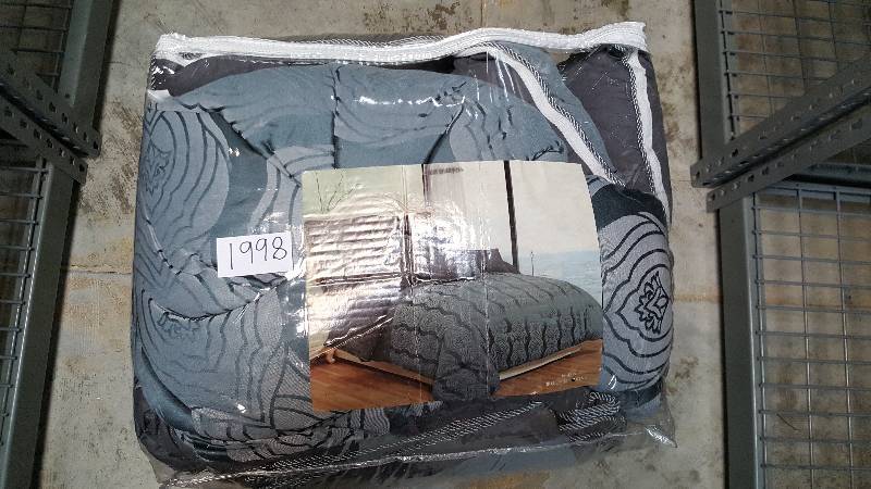 lot 1998 image: Portsmouth Home Jolene 100% Cotton 8-Pc. Comforter Set - Queen Size