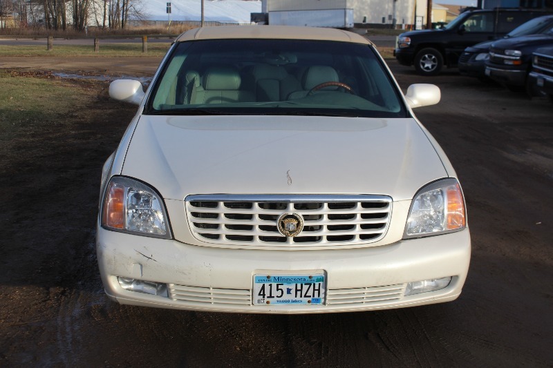 lot 2026 image: 2000 Cadillac DeVille DTS