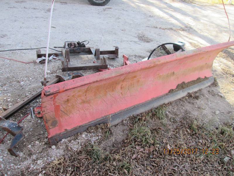 lot 2 image: 8 Foor Western snow plow with accessories and control