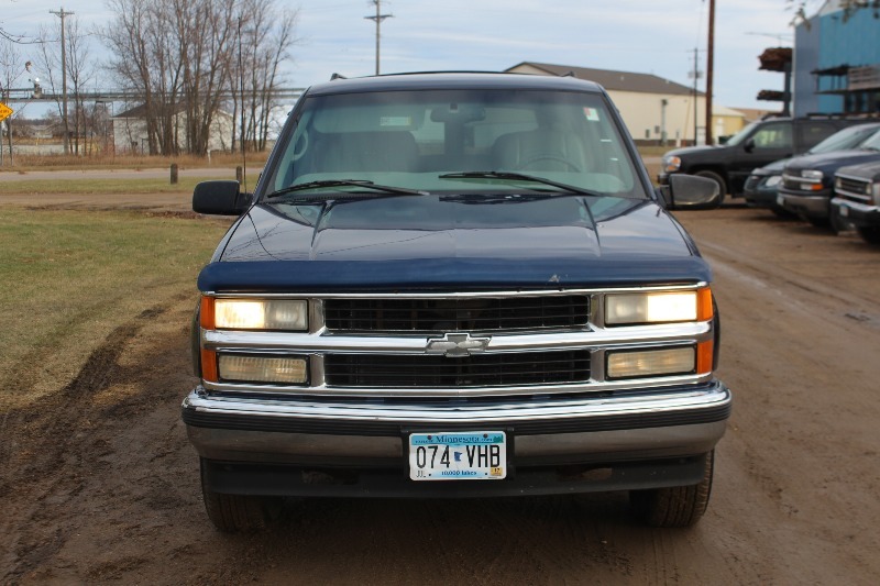 lot 2029 image: 1999 Chevrolet Suburban 4x4
