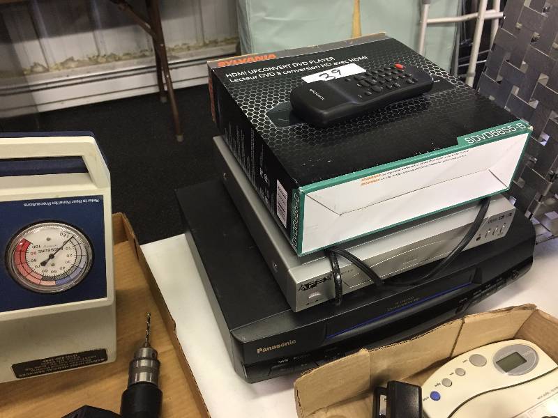 2 DVD Players
