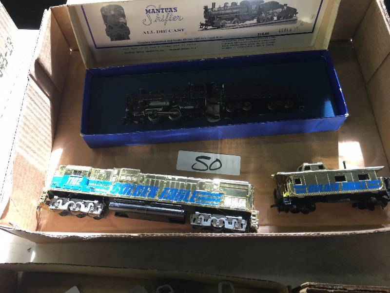 2 HO Train Engines