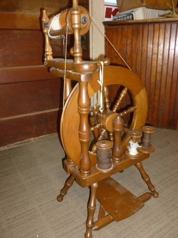 lot 3 image: Vintage Spinning Wheel