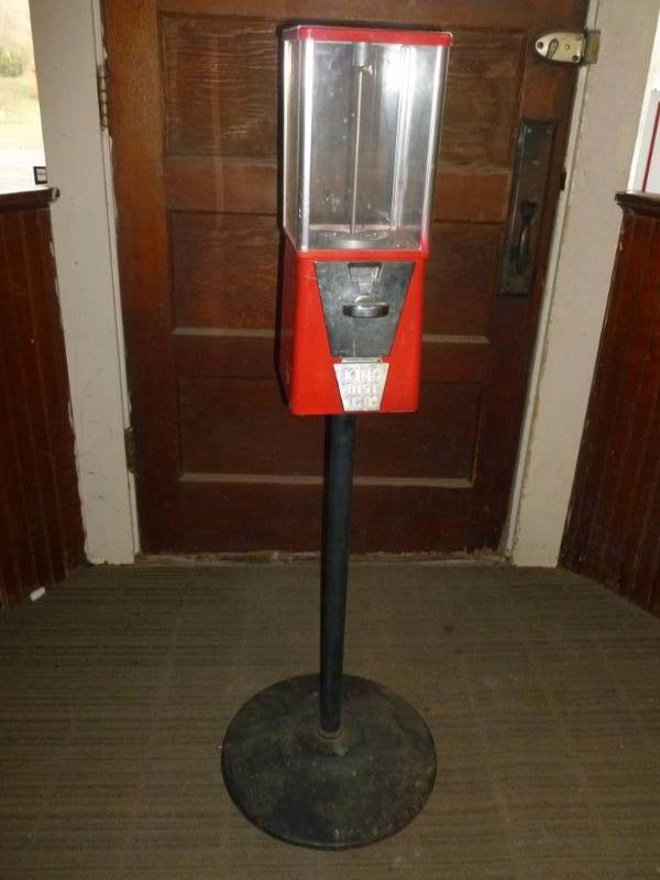 lot 9 image: Vintage Gumball Machine