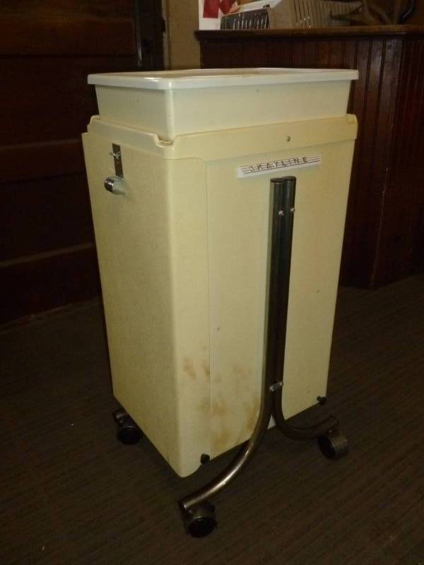lot 12 image: Vintage Organizer