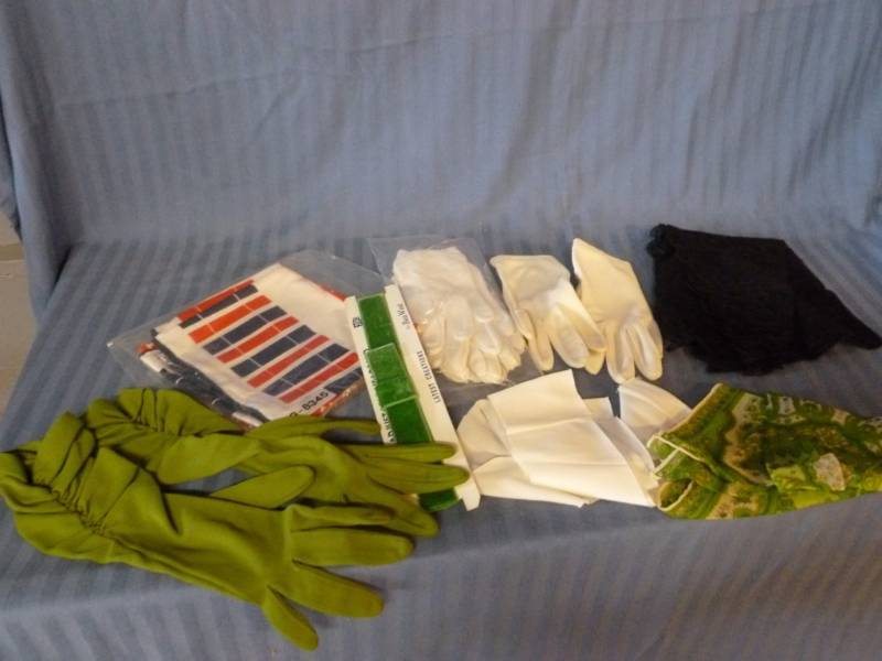 lot 77 image: Vintage Ladies Gloves