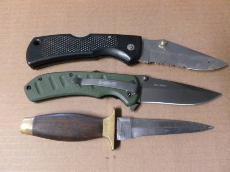 lot 83 image: Pocket Knives