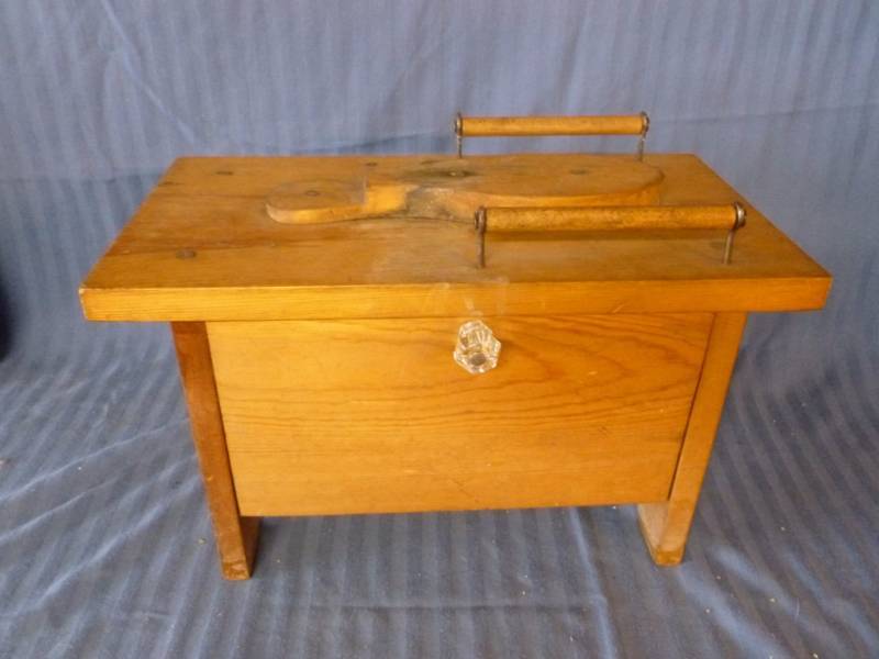 lot 91 image: Antique Shoe Shine Box