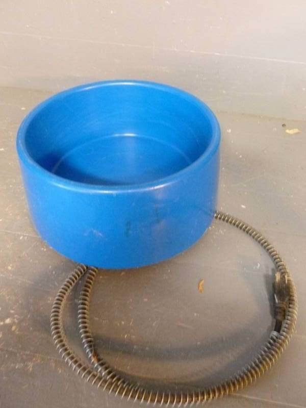 lot 190 image: Heated Dog Dish