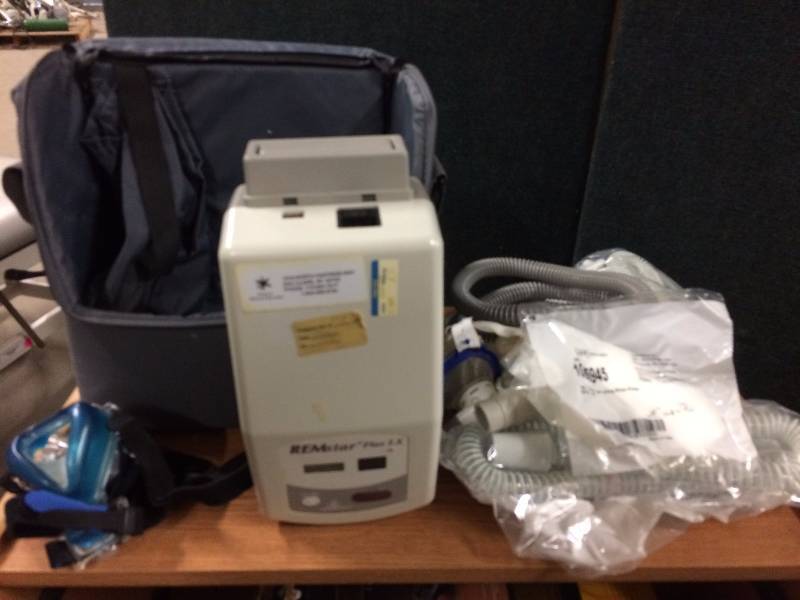 lot 5 image: Respironics REMstar Plus 1000921 CPAP and Carry Bag  New In Package Extras Great Condition  Works
