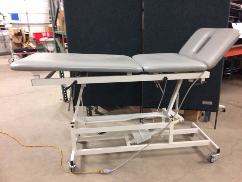 lot 21 image: Hanning Elektro Werke Power Hi Low Chiropractic Massage Treatment Table With Foot Control - Excellent Working Condition - No Tears To Upholstery