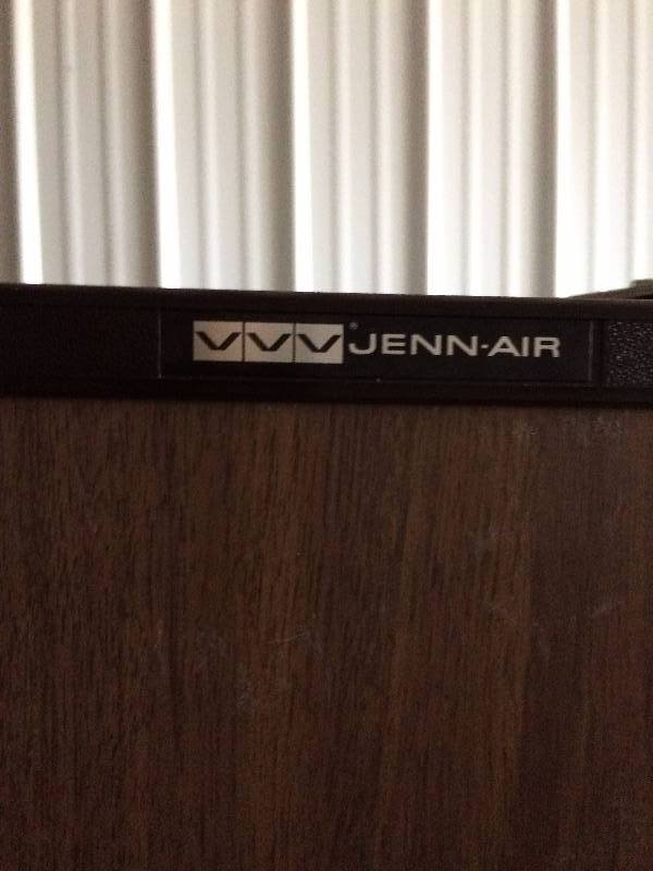 Jenn-Air Under Counter-High Bar Refrigerator Wood Grain Fridge W Chill Chest -Dorm Room Bar Cabin Mini Fridge - Only Used In Clinic For Medicine Storage -Excellent Working Condition