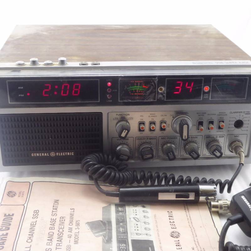 lot 179 image: GE 558 Superbase Model 3-5875A CB 40 Channel Transceiver