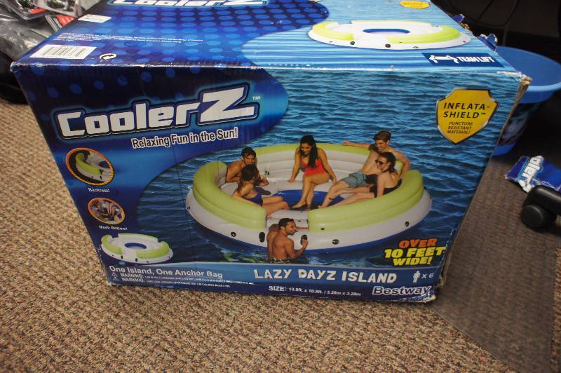 lot 63 image: Damaged Box CoolerZ Lazy Dayz Island