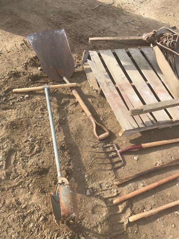 lot 21 image: Hand Tools, Rake Tines, Vintage ScoopScraper Bucket