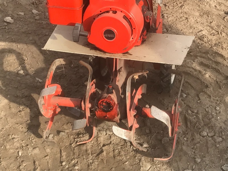 lot 22 image: 5HP Garden Tiller