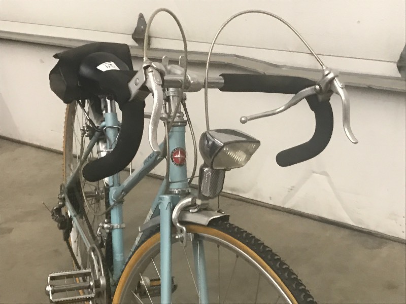 lot 24 image: Schwinn Bicycle