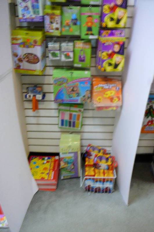 lot 18 image: Craft Items 165