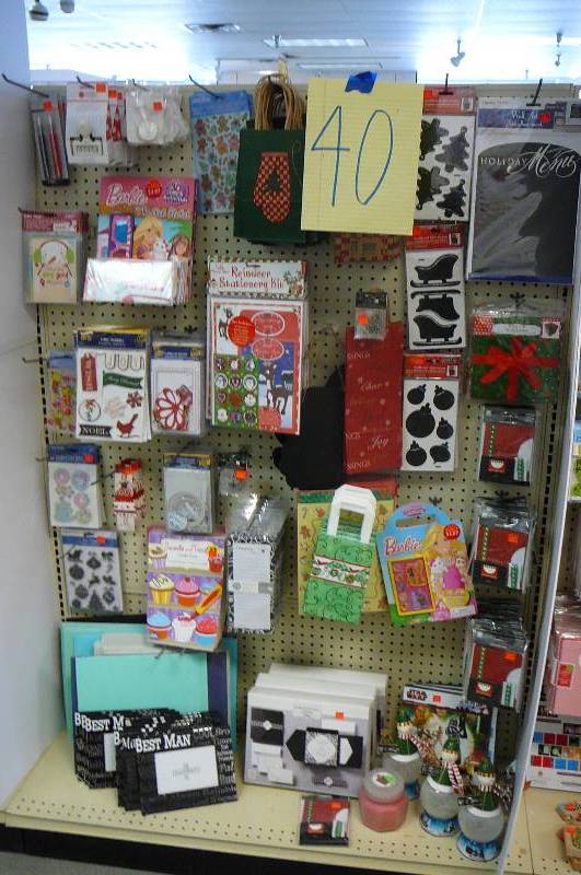 lot 40 image: Scrapbooking & Christmas lot