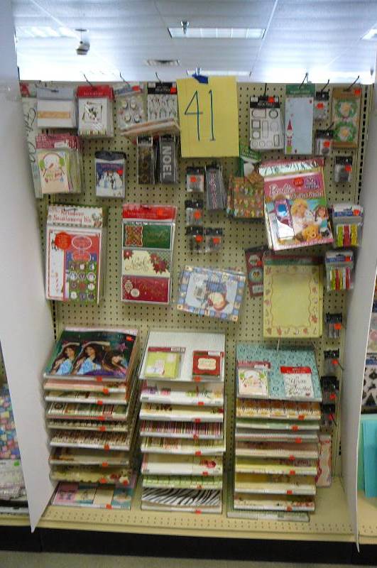 lot 41 image: 500 Scrapbooking paper 12 x 12