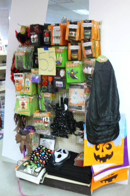 lot 55 image: Lot of Halloween Items,