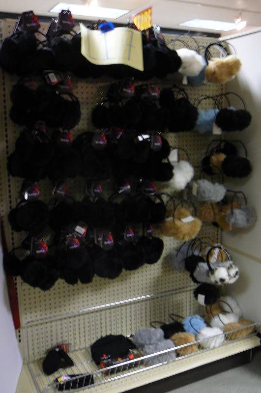 lot 117 image: Earmuff lot, 118