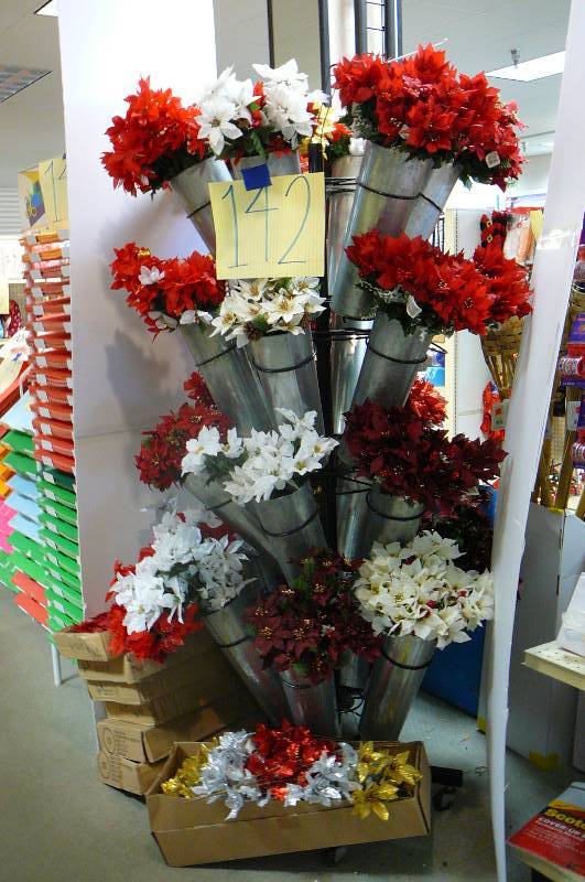 lot 142 image: 400 - Artificial flowers for X-mas, with galvanized stand