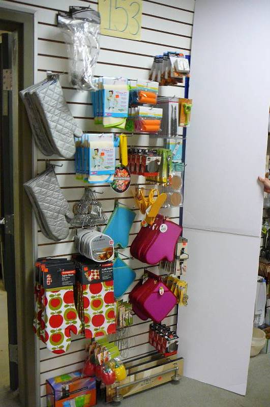 lot 153 image: Pot holders, Glove, Towels, Garlic Peelers