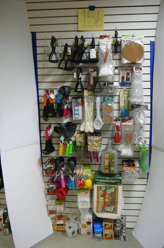 lot 156 image: Spoon rests, Basters, Cutting boards,Trivet set