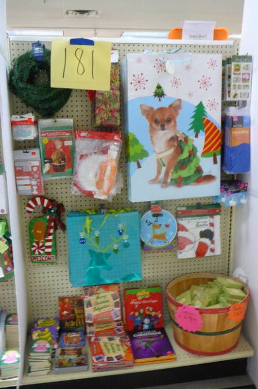 lot 181 image: X-mas large and medium bags, Pine garland, coasters