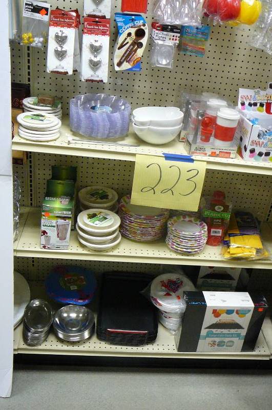 lot 223 image: Cake party kit, Plastic tray, Tea infusers