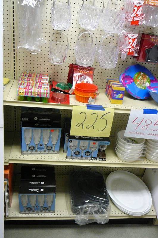 lot 225 image: Tray liners, Roaster, Platters, Champayne glasses