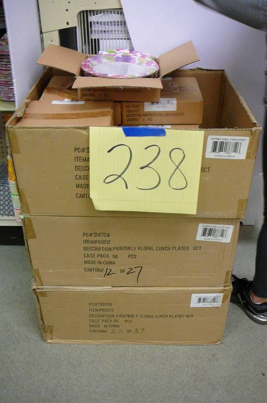 lot 238 image: Party Lunch plates