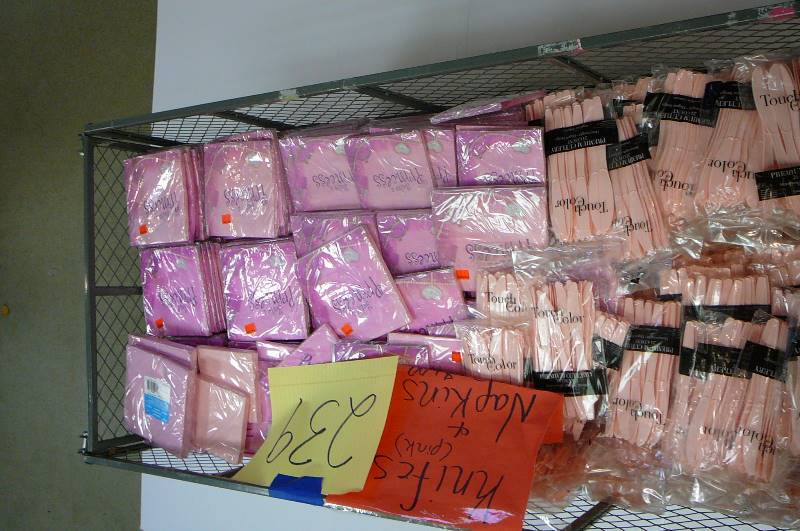 lot 239 image: Napkins, Pink Knives,  WAGON NOT INCLUDED